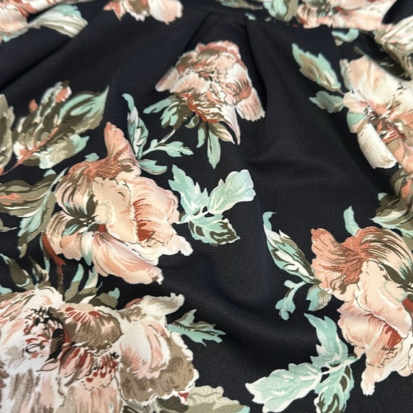 Soprano Wrinkle Free Floral Black Dress Size Small - Picture 2 of 4